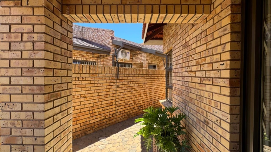 5 Bedroom Property for Sale in Roylglen Gardens Northern Cape